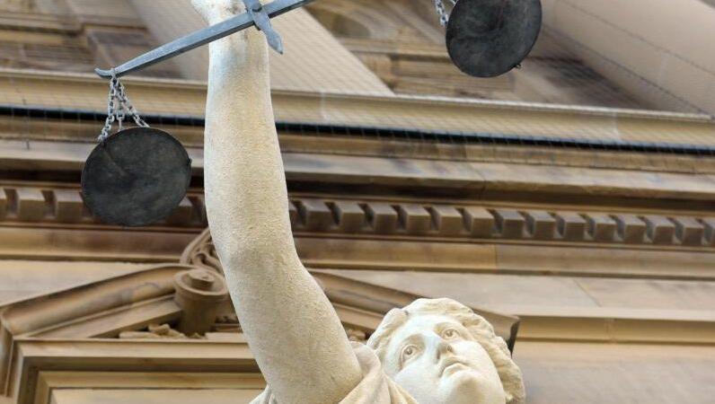Vor dem Justizgebäude steht eine Statue der Göttin Justitia. Foto: Stefan Puchner/Archivbild Vor dem Justizgebäude steht eine Statue der Göttin Justitia. Foto: Stefan Puchner/Archivbild