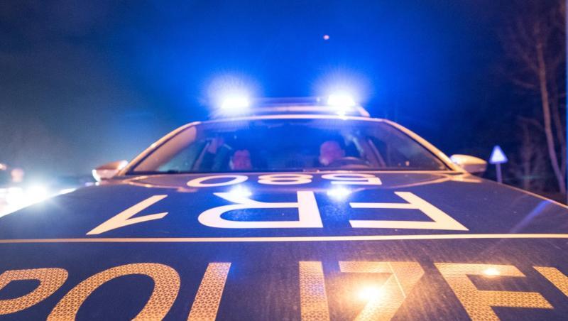 Ein Polizeifahrzeug steht mit Blaulicht auf der Straße. Foto: Patrick Seeger/Archiv Ein Polizeifahrzeug steht mit Blaulicht auf der Straße. Foto: Patrick Seeger/Archiv