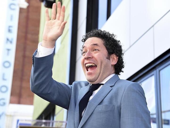 Der freut sich richtig: Dirigent Gustavo Dudamel auf dem Hollywood Walk of Fame.
