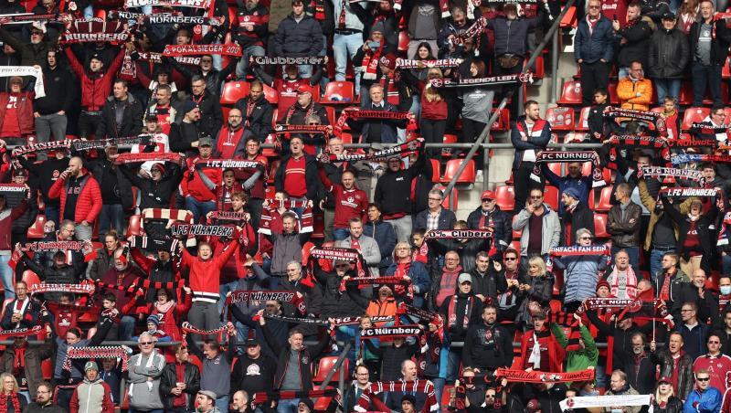 Nürnberger Fans singen die Vereinshymne.