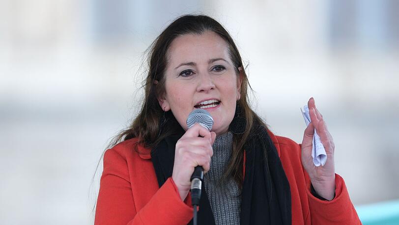 Janine Wissler, Bundesvorsitzende der Linkspartei, spricht auf einer Kundgebung.
