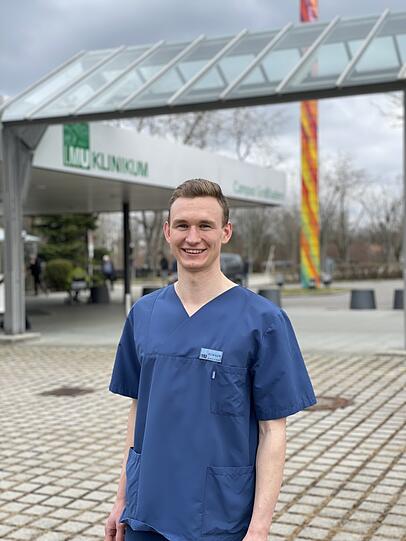 Florian Siekmann (Grüne) hat erst kürzlich eine Pflege-Schicht am LMU-Klinikum absolviert.