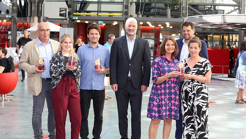 Stadtsparkassen-Chef Ralf Fleischer (Mitte) ehrte am Montag "MünchensZukunftsheld:innen": (v.l.) Christoph Oberländer, Sophie Walz, Markus Mitterer, Sabine Kaiser, Thomas Schimmel und Raphaela Balatoni. Stadtsparkassen-Chef Ralf Fleischer (Mitte) ehrte am Montag "MünchensZukunftsheld:innen": (v.l.) Christoph Oberländer, Sophie Walz, Markus Mitterer, Sabine Kaiser, Thomas Schimmel und Raphaela Balatoni.