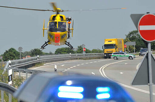 Ein Rettungshubschrauber an der Unfallstelle in Aschheim - für den Motorradfahrer kam jede Hilde zu spät.