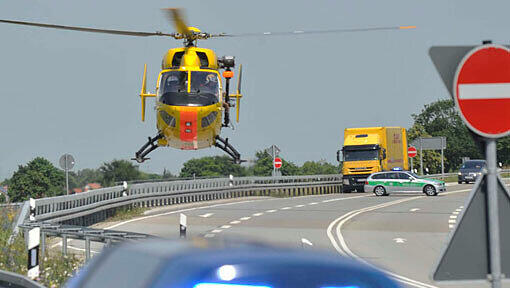 Ein Rettungshubschrauber an der Unfallstelle in Aschheim - für den Motorradfahrer kam jede Hilde zu spät. Ein Rettungshubschrauber an der Unfallstelle in Aschheim - für den Motorradfahrer kam jede Hilde zu spät.