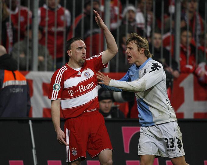 Aber auch ein direktes Duell gegen den FC Bayern wäre eine große Sache für die Fans. Das letzte sportlich relevante Derby gab es im Pokal. Die Löwen haben noch eine Rechnung mit Franck Ribery offen, der damals in der 120. Minute das Spiel per Elfmeter entschied.