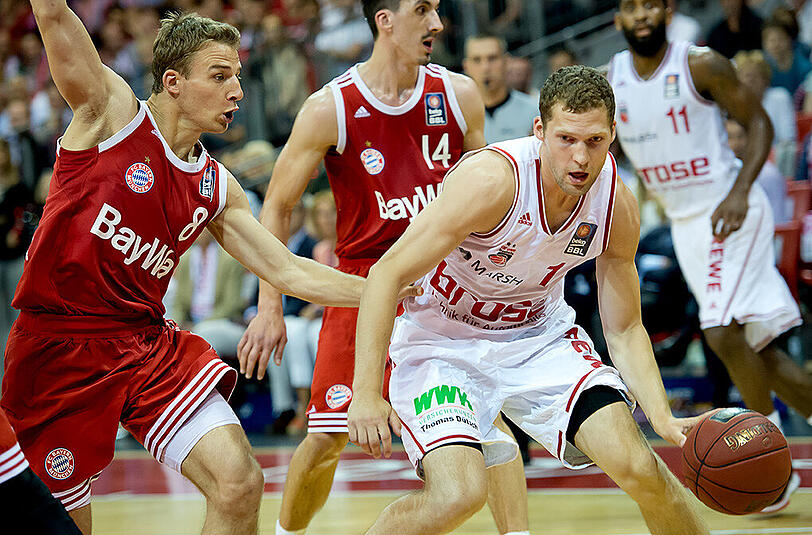 Bayern-Basketballer Heiko Schaffartzik (links) im Duell mit dem Bamberger Janis Strelnieks.