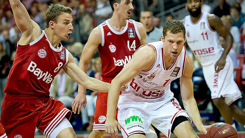 Bayern-Basketballer Heiko Schaffartzik (links) im Duell mit dem Bamberger Janis Strelnieks. Bayern-Basketballer Heiko Schaffartzik (links) im Duell mit dem Bamberger Janis Strelnieks.