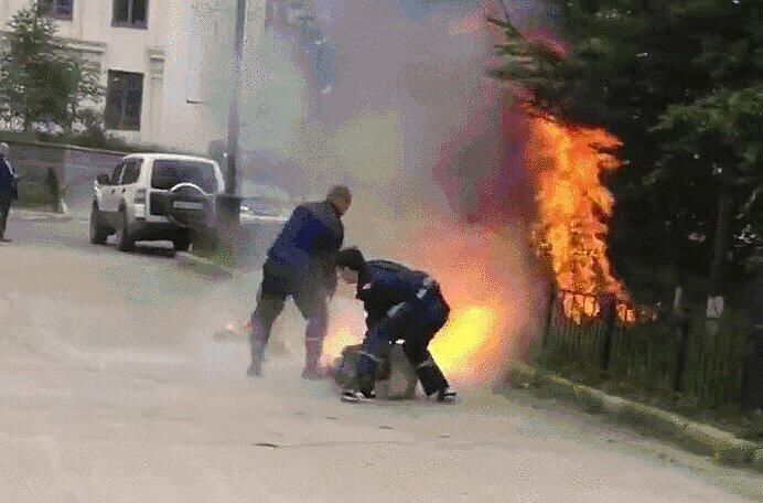 Wie in einem Action-Film: Zwei russische Polizisten verhindern, dass ein Mann auf offener Straße verbrennt.