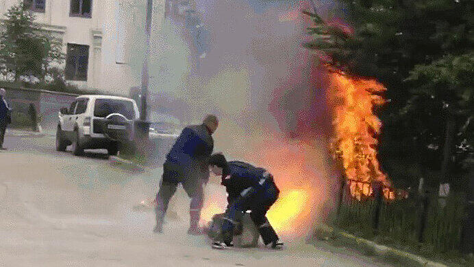 Wie in einem Action-Film: Zwei russische Polizisten verhindern, dass ein Mann auf offener Straße verbrennt. Wie in einem Action-Film: Zwei russische Polizisten verhindern, dass ein Mann auf offener Straße verbrennt.