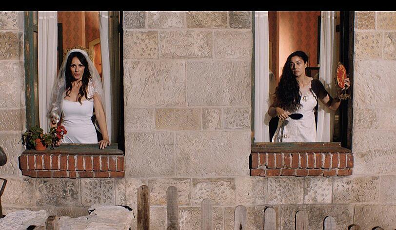 Welche Braut darf es sein? Eigentlich soll Kostja Milena (Sloboda Micalovic, links) heiraten, verliebt ist er jdoch in Nevesta (Monica Bellucci).