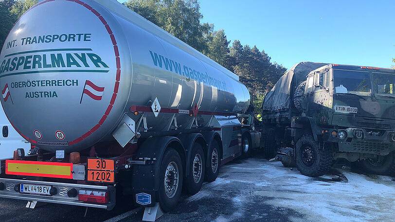 Auf der A93 sind ein Truck der US Army und ein Gefahrguttransporter aus Österreich kollidiert. Die ersten Bilder von der Unfallstelle.