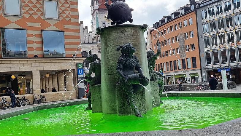 Der Fischbrunnen mit grünem Wasser.