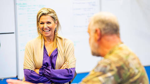 Königin Máxima bei ihrem Besuch der  "Defense Para School".