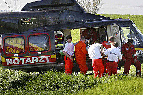 Ein Rettungshubschrauber fliegt Sanitäter an die Unfallstelle um die von der Explosion schwer verletzten Jugendlichen zu behandeln.