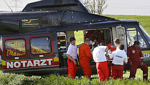 Ein Rettungshubschrauber fliegt Sanitäter an die Unfallstelle um die von der Explosion schwer verletzten Jugendlichen zu behandeln. Ein Rettungshubschrauber fliegt Sanitäter an die Unfallstelle um die von der Explosion schwer verletzten Jugendlichen zu behandeln.
