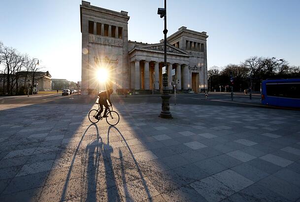 Was für ein Foto! Die Sonne blinzelt durch die Propyläen - und lässt den Radler für einen ganz kurzen Augenblick zum Erleuchteten werden. Was für ein Foto! Die Sonne blinzelt durch die Propyläen - und lässt den Radler für einen ganz kurzen Augenblick zum Erleuchteten werden.