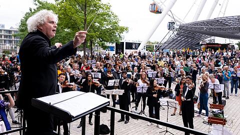 Der Dirigent Sir Simon Rattle und das  bayerische Landesjugendorchester.