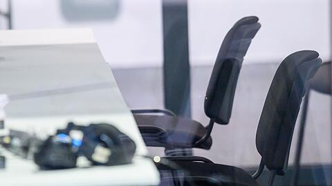 Der Platz des Angeklagten blieb am 13. Verhandlungstag leer.