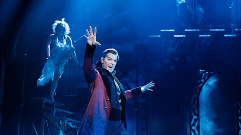 Musicalstar Jan Ammann als Dracula auf der B&uuml;hne des Deutschen Theaters. Die Inszenierung ist dynamisch und bleibt dabei elegant und psychologisch subtil dem Original nahe.