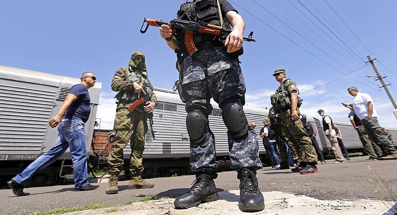Experten der OSZE öffnen die Leichen-Waggons mit den Opfern der MH17-Boeing. Im Zug war das Kühlsystem ausgefallen - der Leichengeruch hatte sich intensiviert.