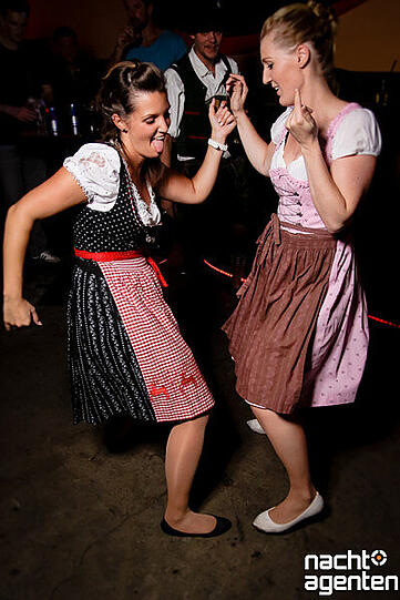 Apres-Wiesn-Party in der Nachtgalerie. Mehr Bilder unter: http://www.nachtagenten.de/event/26.09.2015/nachtgalerie/rumschmus-n.332483.html