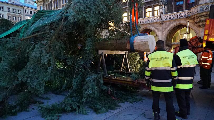 Ob das hinkommt...? Die Feuerwehr berät sich.