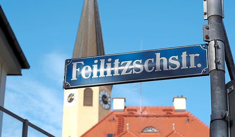 Die Feilitzschstraße mit St. Sylvester im Hintergrund.