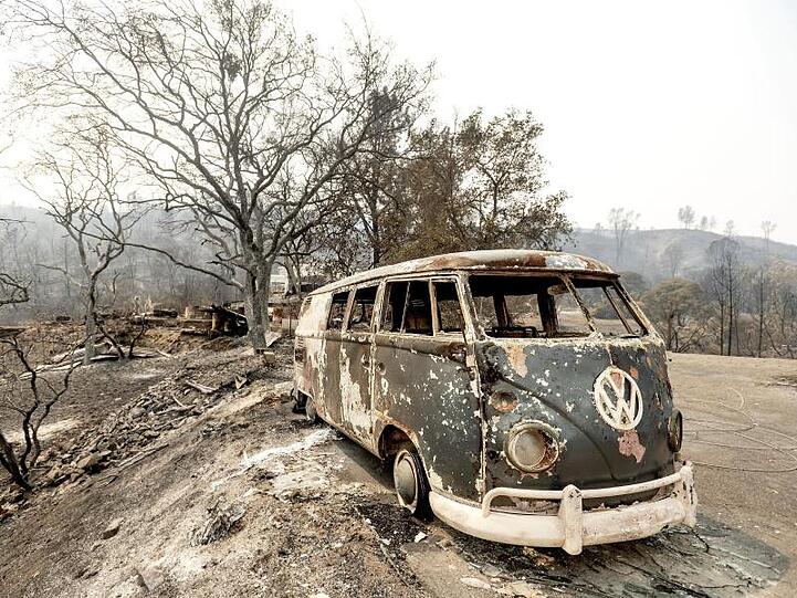 Die Feuerwehr in Kalifornien hat einige der zahlreichen Waldbrände im Griff.