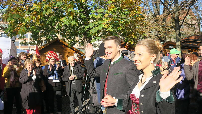 Glücklich am Viktualienmarkt: Leonard I. und Elisabeth II. Glücklich am Viktualienmarkt: Leonard I. und Elisabeth II.