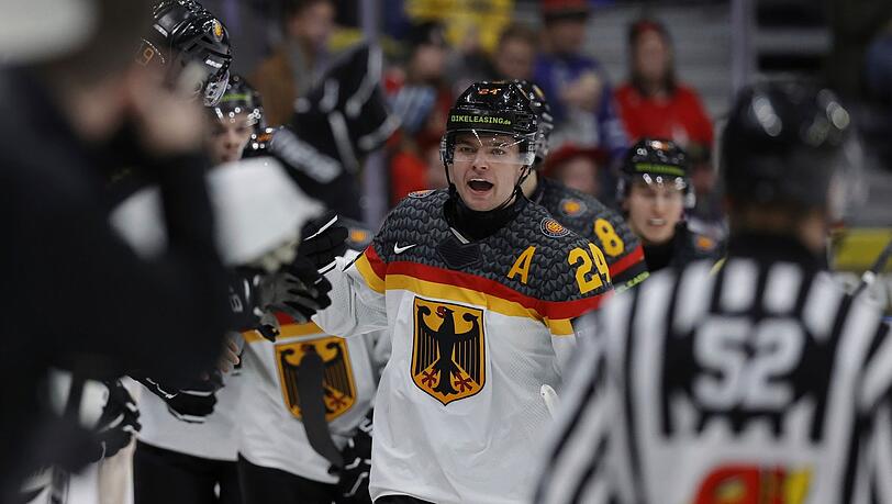 Eishockey: U20 Weltmeisterschaft, Kanada - Deutschland, Vorrunde, Gruppe A, Gruppenspielrunde: Roman Kechter (M) aus Deutschland jubelt, nachdem er Deutschlands zweites Tor erzielt hat.