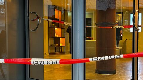 Die Dreht&uuml;r zu dem Hotel ist gesperrt - ein Mann soll seine Mutter dort erstochen haben.