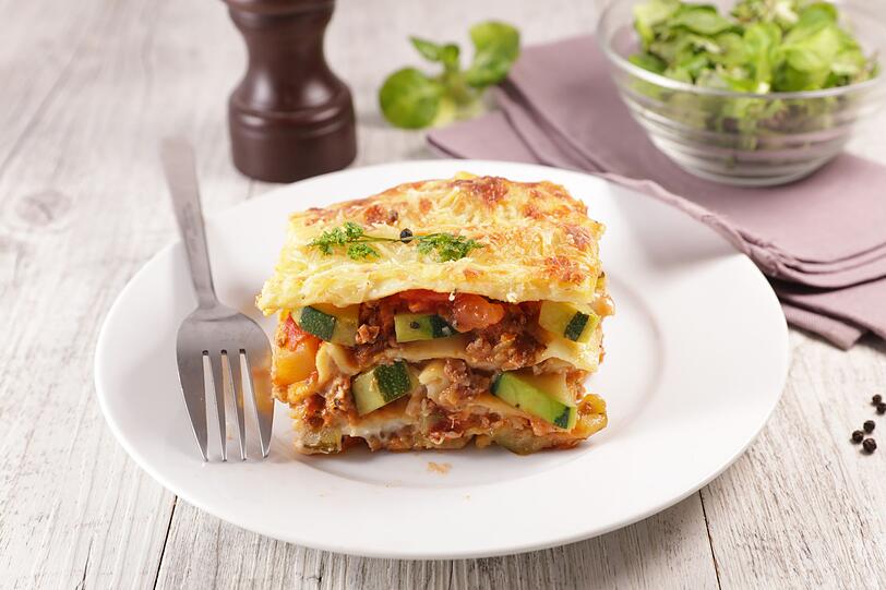 Wer seine Lasagne mit mehr Gemüse nahrhafter machen möchte, kann dafür je nach Belieben Karotten, Zucchini und Auberginen oder auch Weißkohl, Staudensellerie, Brokkoli, Mangold und Blumenkohl auswählen. Je reichhaltiger die Gemüsesauce für eine Lasagne wird, desto weniger wird Fleisch oder Fisch im Rezept vermisst. Wer seine Lasagne mit mehr Gemüse nahrhafter machen möchte, kann dafür je nach Belieben Karotten, Zucchini und Auberginen oder auch Weißkohl, Staudensellerie, Brokkoli, Mangold und Blumenkohl auswählen. Je reichhaltiger die Gemüsesauce für eine Lasagne wird, desto weniger wird Fleisch oder Fisch im Rezept vermisst.
