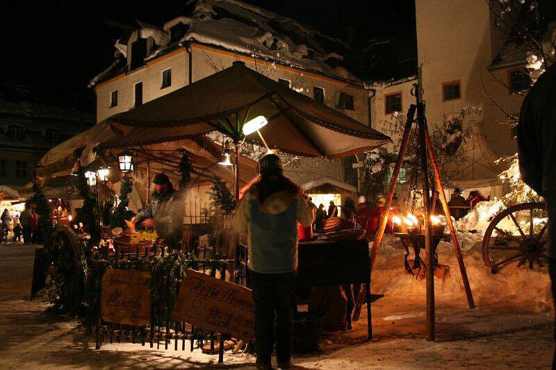 Der Kirchliche: Christen kommen auf der Ettaler Klosterweihnacht auf ihre Kosten: Täglich gibt es Führungen durch die Basilika oder die Destillerie, dazu gibt es Gottesdienste. Der Glühwein fehlt trotzdem nicht. Er kostet 2,50 Euro. Der Markt ist am 2. und 3. Advents-Wochenende geöffnet. Eintritt: 4 Euro.