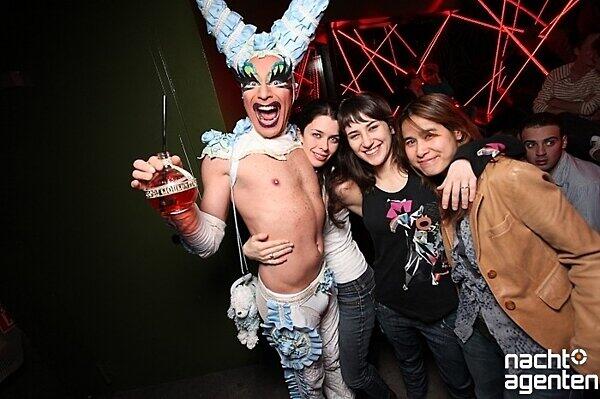 Für "Garry Klein - ooops ne schwule Party" fanden sich am Mittwoch Gays, Freunde und eine Drag-Queen im Münchner-Kindl-Gewand ein. Mehr Bilder unter: www.nachtagenten.de