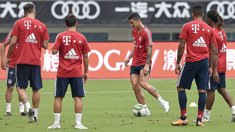 Um 11 Uhr Ortszeit bat Bayern-Trainer Carlo Ancelotti seine Stars auf einem Nebenplatz des Shanghai Stadiums zu einer ersten Einheit, nur wenig beschattet von den Hochhäusern der 24-Millionen-Einwohner-Metropole.