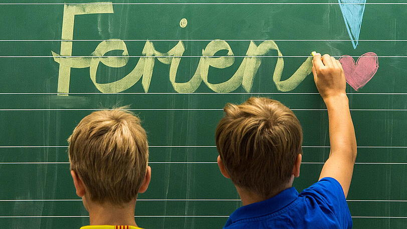 Zwei Buben freuen sich über den letzten Tag in diesem Schuljahr.