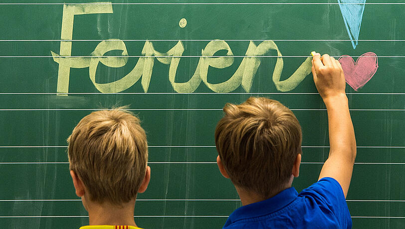 Zwei Buben freuen sich über den letzten Tag in diesem Schuljahr. Zwei Buben freuen sich über den letzten Tag in diesem Schuljahr.