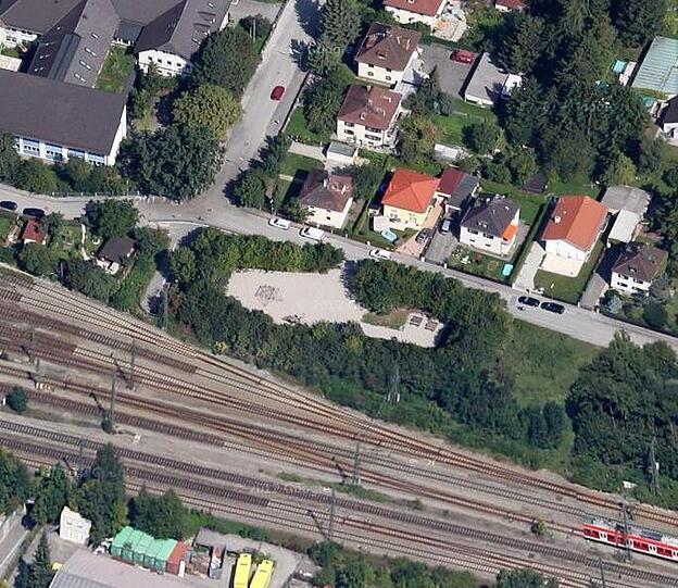 Die Bürgermeister-Keller-Straße führt entlang der Gleise.