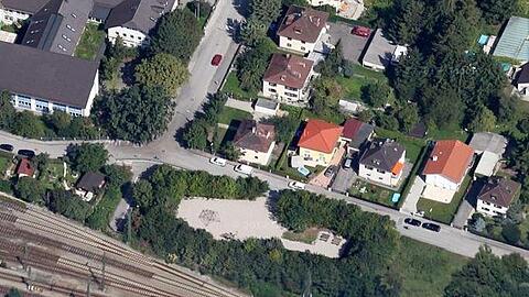 Die Bürgermeister-Keller-Straße führt entlang der Gleise.