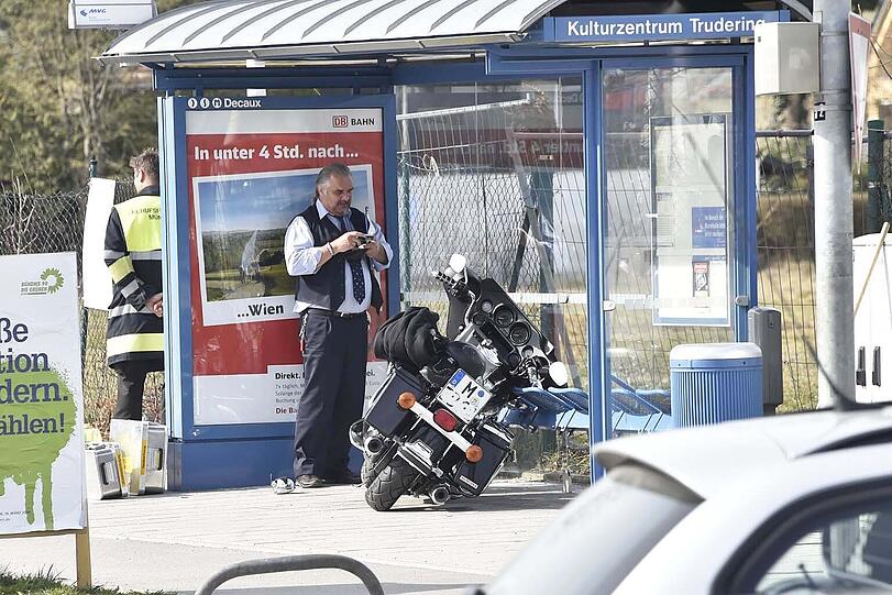 Unfall in Trudering: Diese Harley ist in ein Bushäuschen gerast. Der Fahrer bricht sich dabei das Bein.