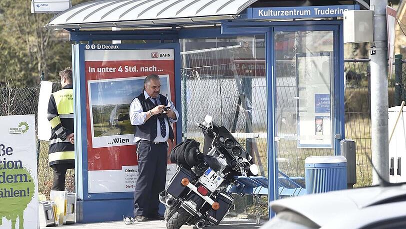 Unfall in Trudering: Diese Harley ist in ein Bushäuschen gerast. Der Fahrer bricht sich dabei das Bein. Unfall in Trudering: Diese Harley ist in ein Bushäuschen gerast. Der Fahrer bricht sich dabei das Bein.