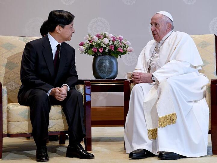 Kaiser Naruhito (l) empfängt Papst Franziskus im Kaiserpalast in Tokio.
