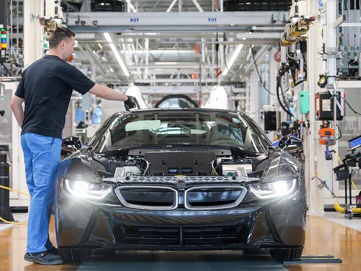 Mitarbeiter im BMW-Werk Leipzig montieren einen elektrisch angetriebenen i8. Foto: Jan Woitas/Archiv