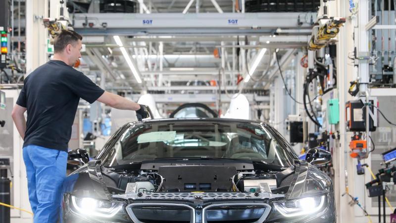 Mitarbeiter im BMW-Werk Leipzig montieren einen elektrisch angetriebenen i8. Foto: Jan Woitas/Archiv Mitarbeiter im BMW-Werk Leipzig montieren einen elektrisch angetriebenen i8. Foto: Jan Woitas/Archiv