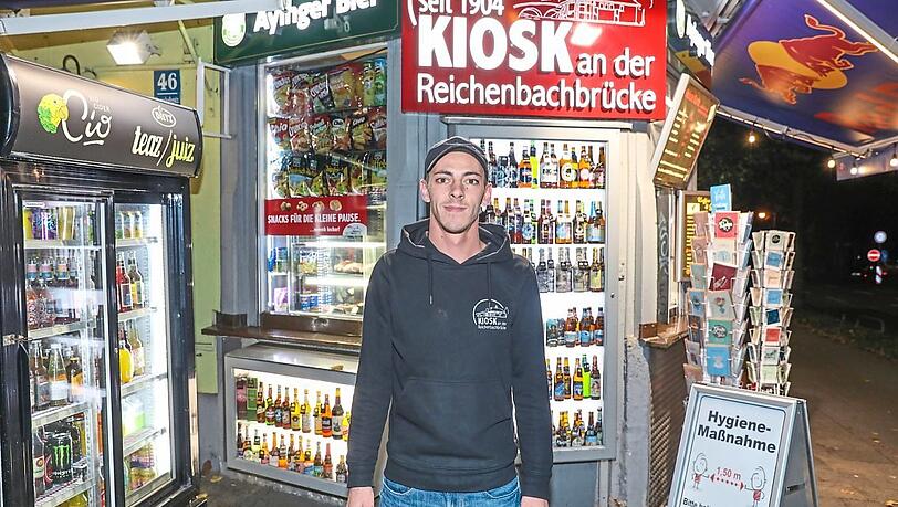 "Ich habe mit vielen Diskussionen gerechnet, die gibt es aber nicht", sagt Claudio Schweiger (29) vom Kult-Kiosk an der Reichenbachbrücke. "Ich habe mit vielen Diskussionen gerechnet, die gibt es aber nicht", sagt Claudio Schweiger (29) vom Kult-Kiosk an der Reichenbachbrücke.