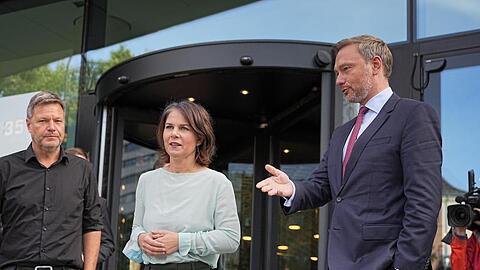 Annalena Baerbock, Robert Habeck und Christian Lindner geben nach Sondierungsgesprächen ein Pressestatement.