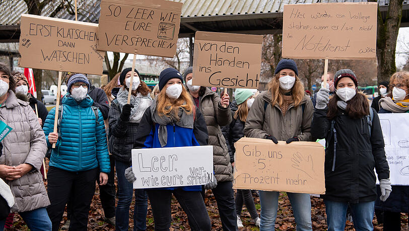 Beschäftigte streiken vor dem Klinikum Großhadern.