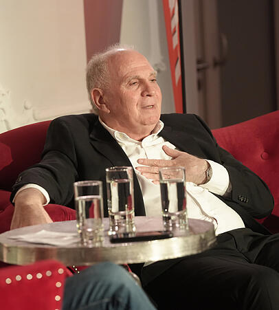 "Ich glaube nicht, dass er bei Bayern mal eine wichtige Position übernehmen wird", sagt Uli Hoeneß über Lothar Matthäus. "Ich glaube nicht, dass er bei Bayern mal eine wichtige Position übernehmen wird", sagt Uli Hoeneß über Lothar Matthäus.