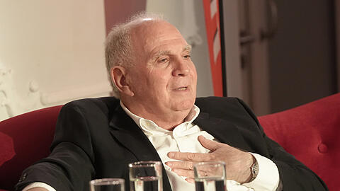 Uli Hoeneß zu Gast auf dem roten Sofa der AZ, zur Verfügung gestellt von Möbel Höffner.